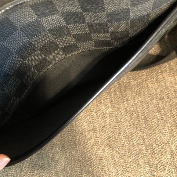 Louis Vuitton graphite messenger - Picture 9 of 13